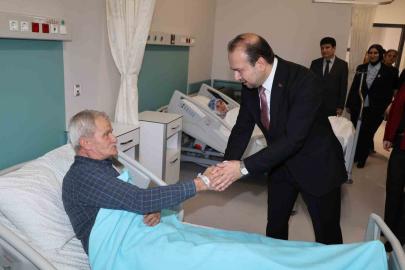 Aydın İl Sağlık Müdürü Şenkul, hastanenin ilk yatan hastaları ile bir araya geldi
