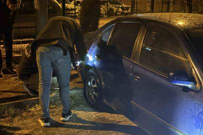 Aynı otoparktaki 5 otomobilin lastiğini kestiler