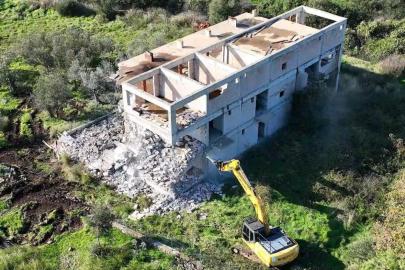 Ayvacık’ta 66 kaçak yapı yıkıldı