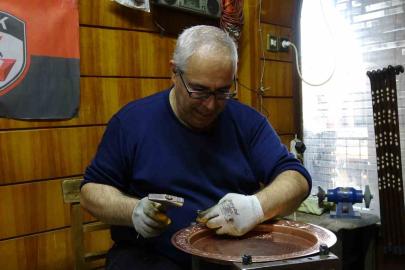 Baba mesleği bakırcılığı 40 yıldır aynı dükkanda sürdürüyor