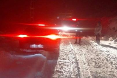 Bağ evine gitmek isterken mahsur kalan 2 şahsın yardımına polis yetişti