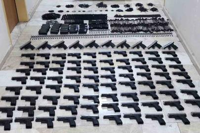 Bagajdan silah deposu gibi 90 adet ruhsatsız tabancı çıktı