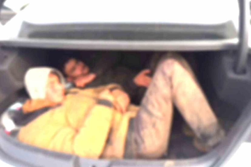 Bagajına 2 kişiyi sığdırdığı otomobilde 8 göçmeni kaçırırken yakalandı