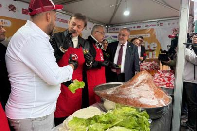 Bahçelievler’de çiğ köfte festivali: 5 ton çiğ köfte dağıtıldı