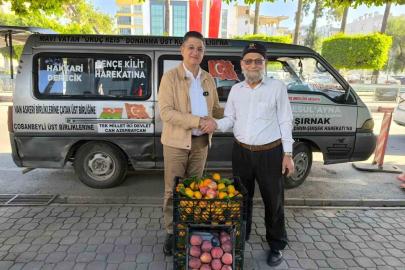 Bahçesini don vuran ’Elmacı Dede’, Hatay’dan yüklediği mandalinaları Mehmetçiğe götürmek için yola çıktı