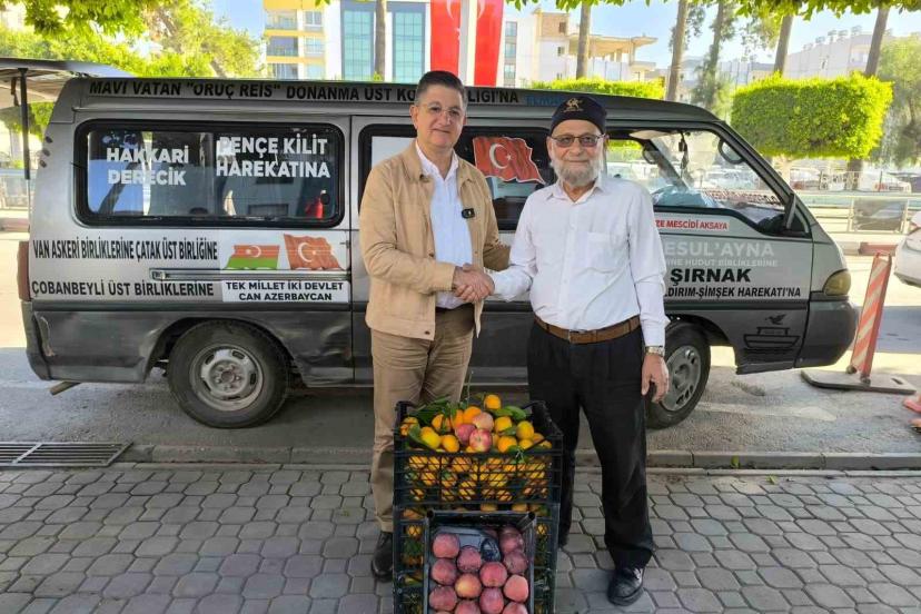 Bahçesini don vuran ’Elmacı Dede’, Hatay’dan yüklediği mandalinaları Mehmetçiğe götürmek için yola çıktı