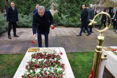 Bakan Fidan, 16.Büyükelçiler Konferansı öncesi Dışişleri Şehitliği’ni ziyaret etti