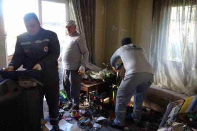 Bakımevine yerleştirilen yaşlı adamın evinden 2 kamyon çöp çıktı