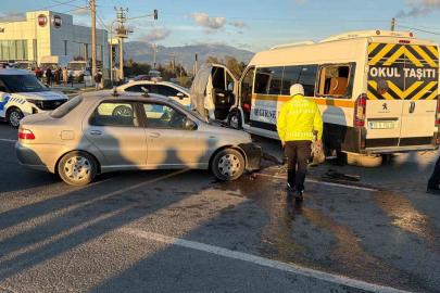 Balıkesir’de öğrenci servisi ile otomobil çarpıştı: 7 yaralı