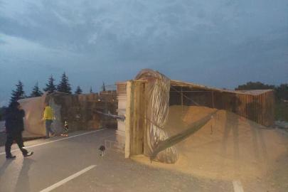 Bandırma-Susurluk karayolunda TIR devrildi: Yol bir süre trafiğe kapandı