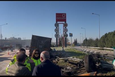 Bariyerlere saplanıp demir yığınına dönen kamyon kabininde can pazarı