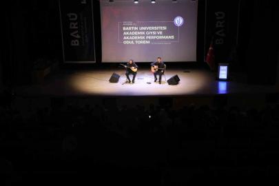 BARÜ’de "Akademik Giysi ve Akademik Performans Ödül Töreni" gerçekleştirildi