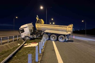 Başakşehir’de hafriyat kamyonu bariyere girdi: 1 ağır yaralı