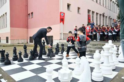 Başiskele’de ilkokul bahçesine satranç sahası kuruldu