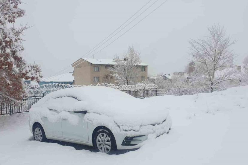 Başkale’de araçlar kara gömüldü: 11 yerleşim yerinin yolu ulaşıma kapandı