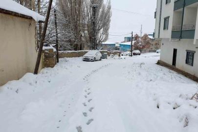 Başkale’de kar etkili oldu