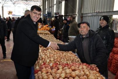 Başkan Eyüp Kahveci, Fatih Mahallesi Semt Pazarı’nda esnaf ve vatandaşlarla buluştu