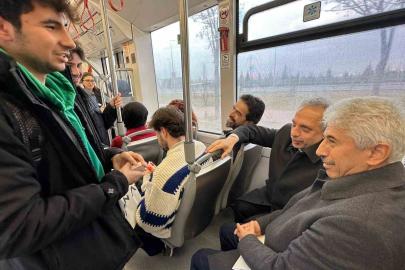 Başkan Yalçın meclis toplantısına tramvayla gitti