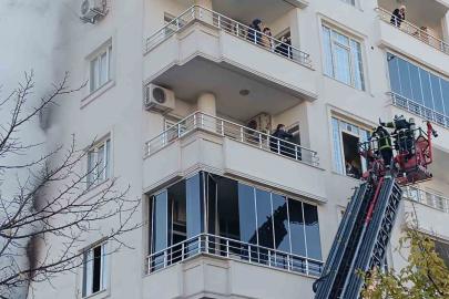 Batman’da apartmanda yangın: 20’den fazla kişi itfaiye merdiveniyle kurtarıldı