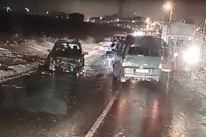 Batman’da buz pistine dönen yolda 2 araç çarpıştı