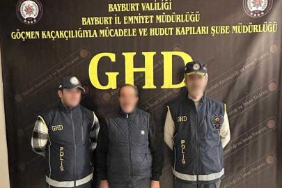 Bayburt’ta 2 düzensiz göçmen ile 1 göçmen kaçakçısı yakalandı