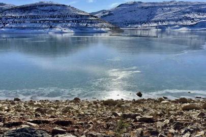 Bayburt’ta gölet buz tuttu, soğuk hava etkisini artırdı