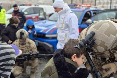 Bayburt’ta jandarmanın kullandığı yerli ekipmanlar ve araçlar öğrencilere tanıtıldı