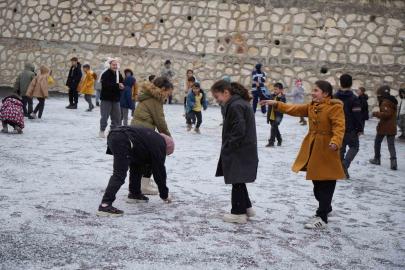 Bayburt’ta mevsimin ilk karı düştü: Öğrenciler bahçeye koştu