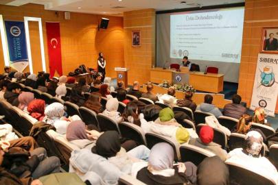 Bayburt’ta öğrenciler yapay zeka destekli dolandırıcılığa karşı bilgilendirildi