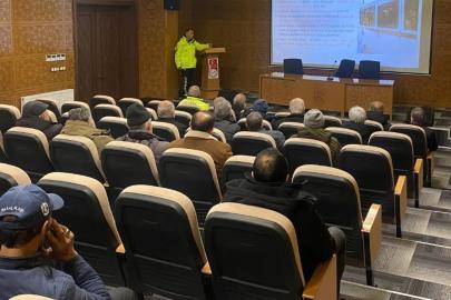 Bayburt’ta okul servis sürücülerine trafik eğitimi verildi