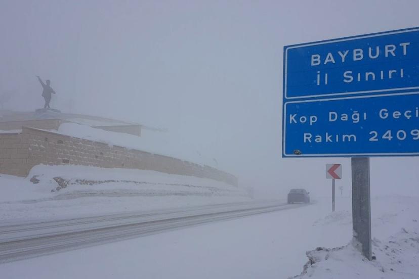 Bayburt’un yüksek kesimlerine kar yağdı