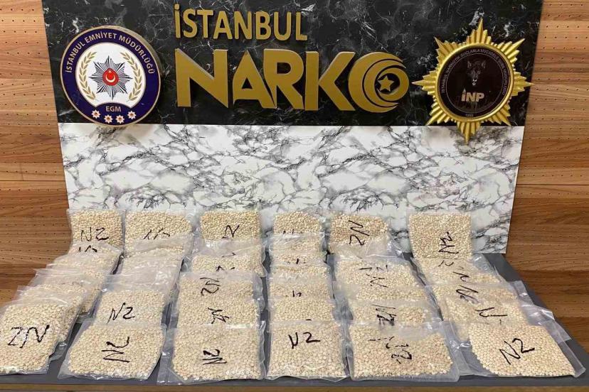 Baza altındaki valizden binlerce uyuşturucu hap çıktı