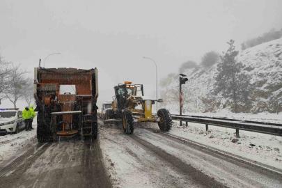 Bazı yollar yoğun kar yağışı nedeniyle trafiğe kapatıldı