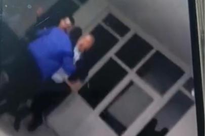 Belediye başkanının sopayla gençleri dövdüğü iddia edildi