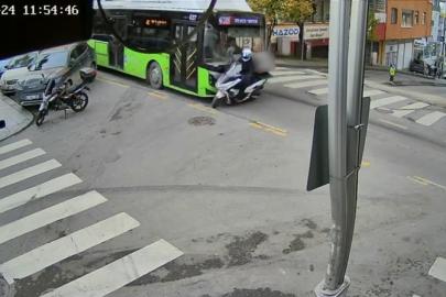 Belediye otobüsü ile motokuryenin çarpıştığı kaza anı kameraya yansıdı