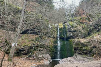 Beşikderesi Şelalesi’nde kış manzarası