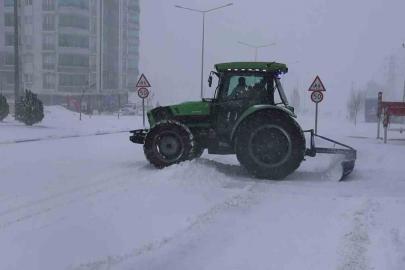 Besni’de yoğun kar yağışı hayatı olumsuz etkiledi