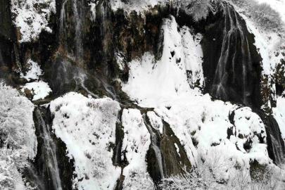 Beyaz gelinliğini giyen Girlevik Şelalesi kışın da göz kamaştırıyor