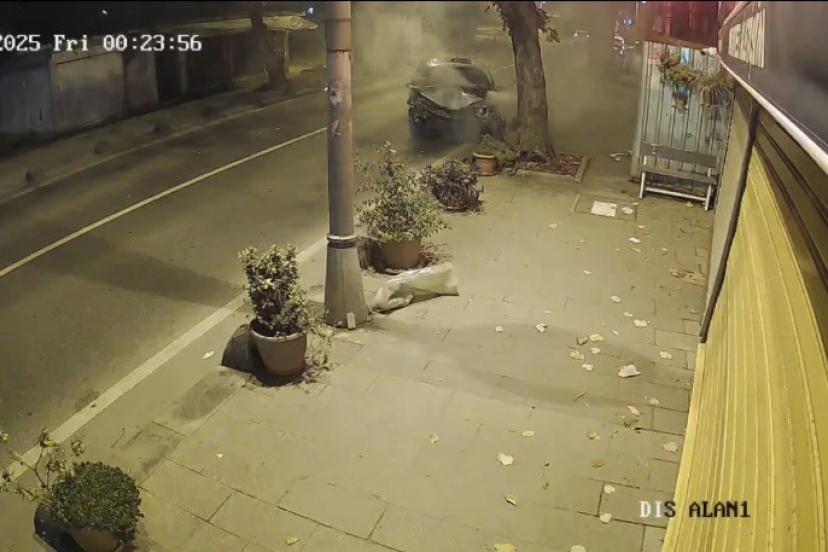 Beykoz’da ehliyetsiz sürücünün kullandığı otomobil ağaca çarpıp yola savruldu: 2 yaralı