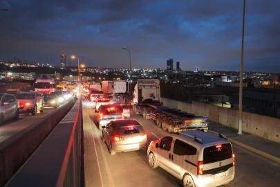 Beylikdüzü Ambarlı’da eylem yapan tır şoförleri nedeniyle trafik durma noktasına geldi