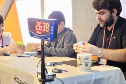 Beyoğlu’nda ilk kez düzenlenen Rubik Küp Turnuvası büyük heyecana sahne oldu