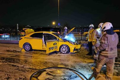 Beyoğlu’nda seyir halindeki ticari taksi alev alev yandı