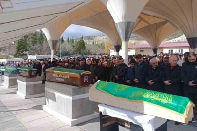 Beypazarı’nda trafik kazasında vefat eden çift ve bebekleri son yolculuğuna uğurlandı