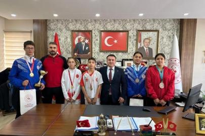 Bilecikli kick boks sporcularını makamında ağırladı