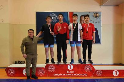 Bilecik’te güreşte gençlerden yoğun mücadele