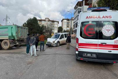 Bilecik’te kamyon ile hafif ticari araç çarpıştı; 4 yaralı