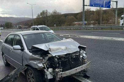 Bilecik’te otomobil beton bariyerlere çarptı: 2 yaralı