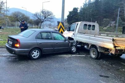 Bilecik’te otomobil ile kamyonet çarpıştı: 5 yaralı
