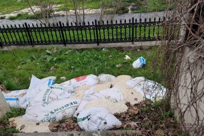 Bilecik’te yol kenarına atılan 15 çuval ekmek hamuru temizlendi