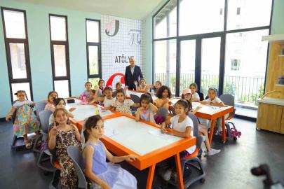 "Bilim Ümraniye" öğrencilerin geleceğine ışık tutuyor